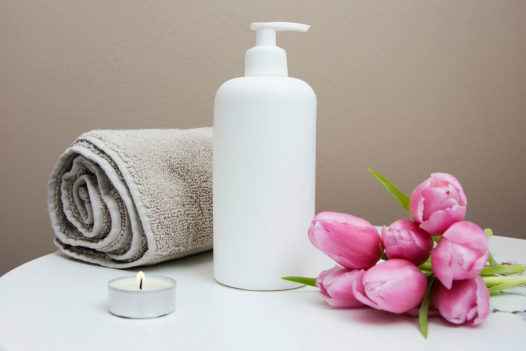 Calm treatment room with fresh pink tulips